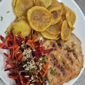 Пилешка пържола филе на скара с дом. пържени картофи и Витаминозна салата 350гр