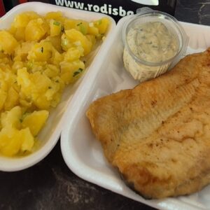 Пържена пъстърва с картофена салата и сос тартар 300гр